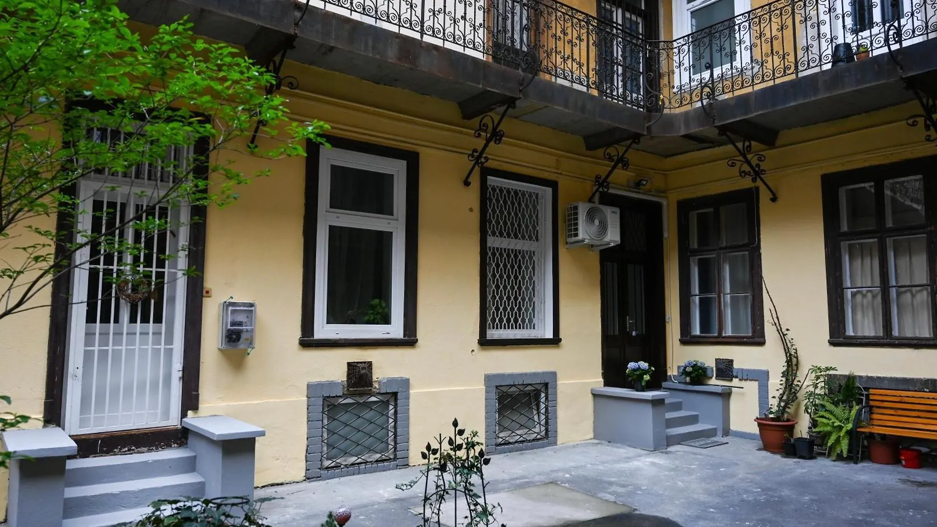 Amethyst Apartments - Radnoti location